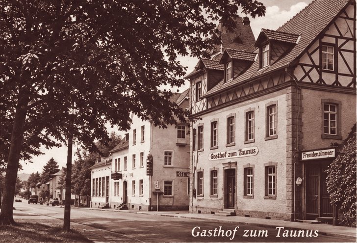 Alte Postkarte: der Gasthof zum Taunus an der Straße in Hahn, mit Schild über der Tür