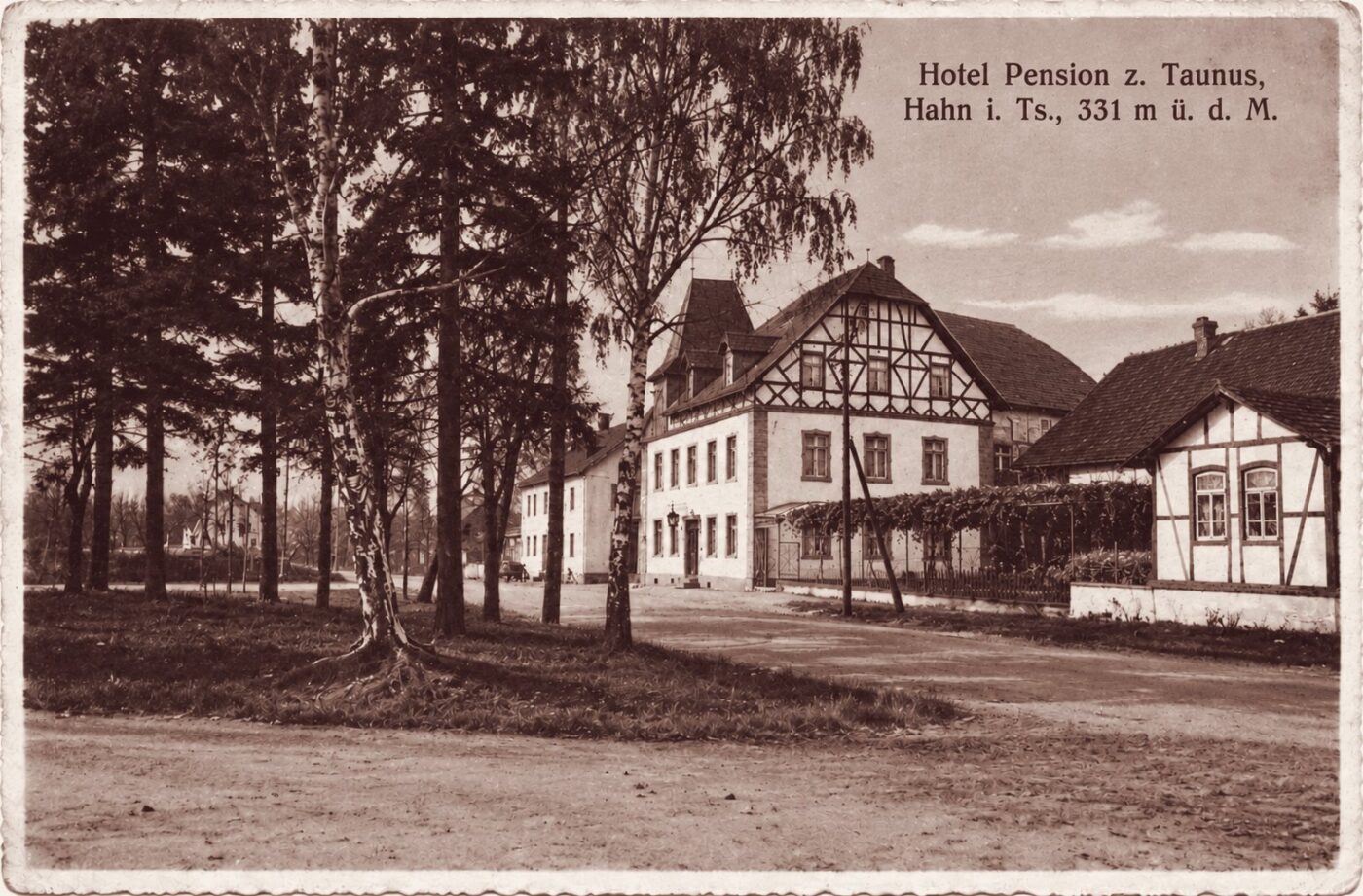 Alte Postkarte: Hotel Pension zum Taunus in Hahn im Taunus, Fachwerkhaus zwischen Bäumen